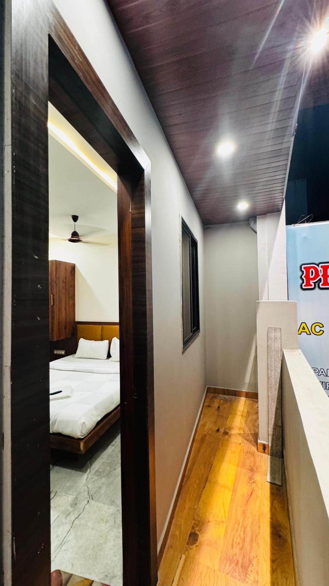 Hotel Prakasham Удджайн Экстерьер фото