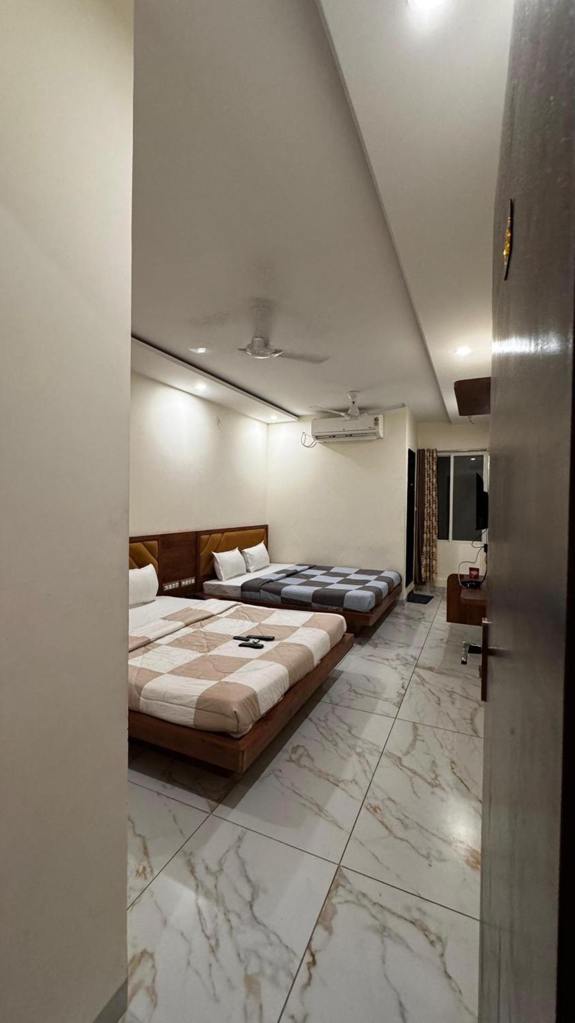 Hotel Prakasham Удджайн Экстерьер фото