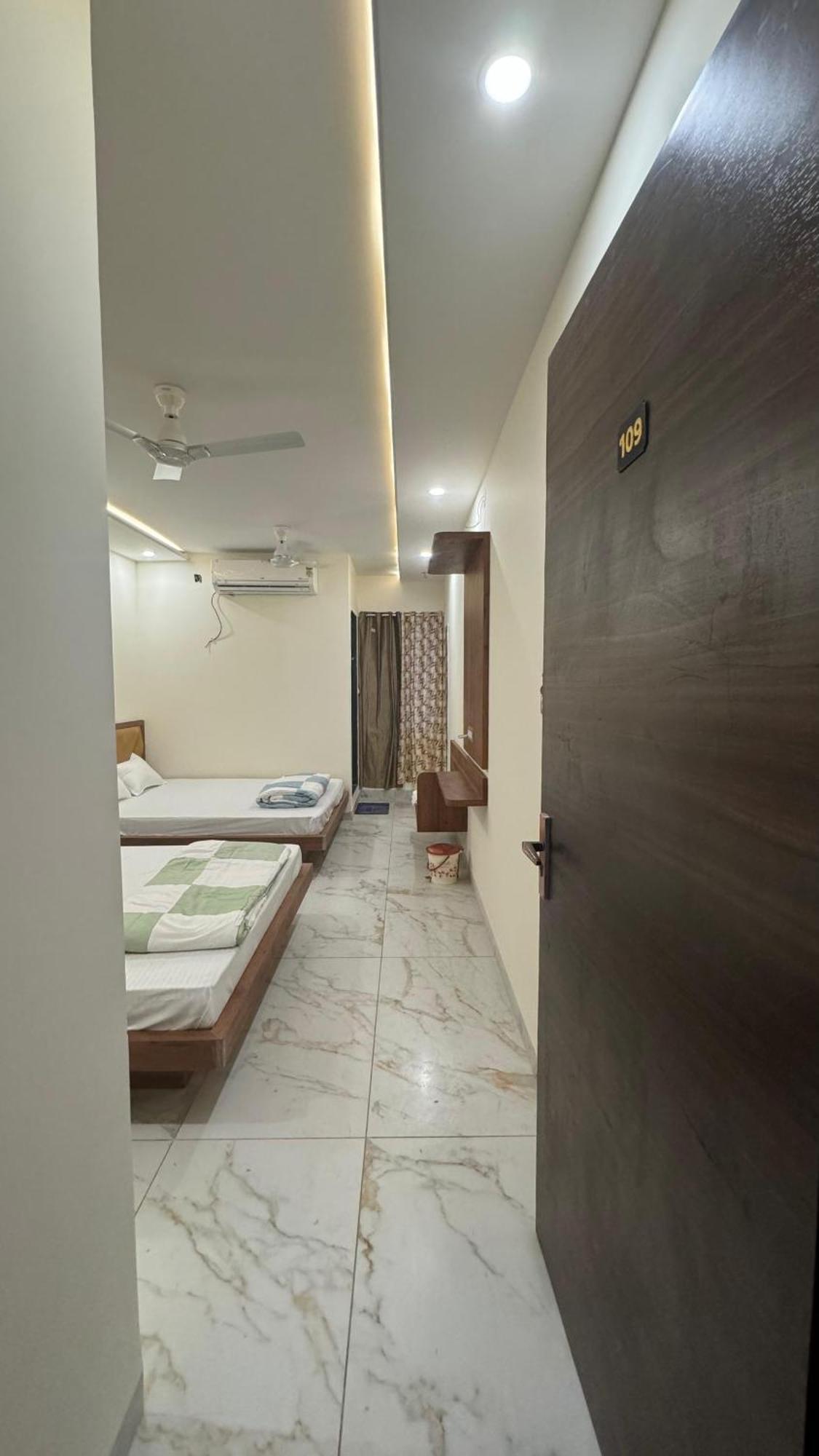 Hotel Prakasham Удджайн Экстерьер фото