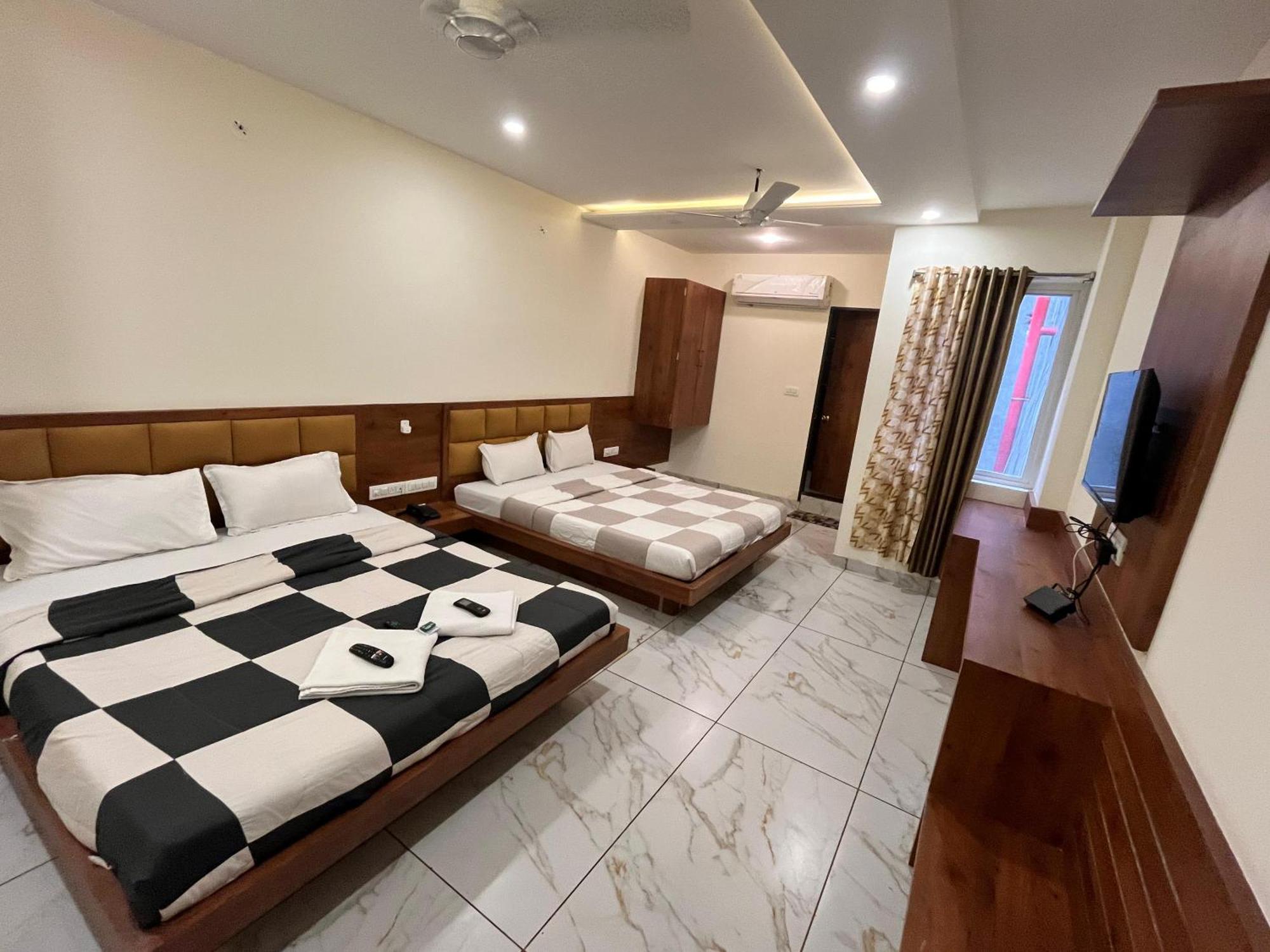 Hotel Prakasham Удджайн Экстерьер фото